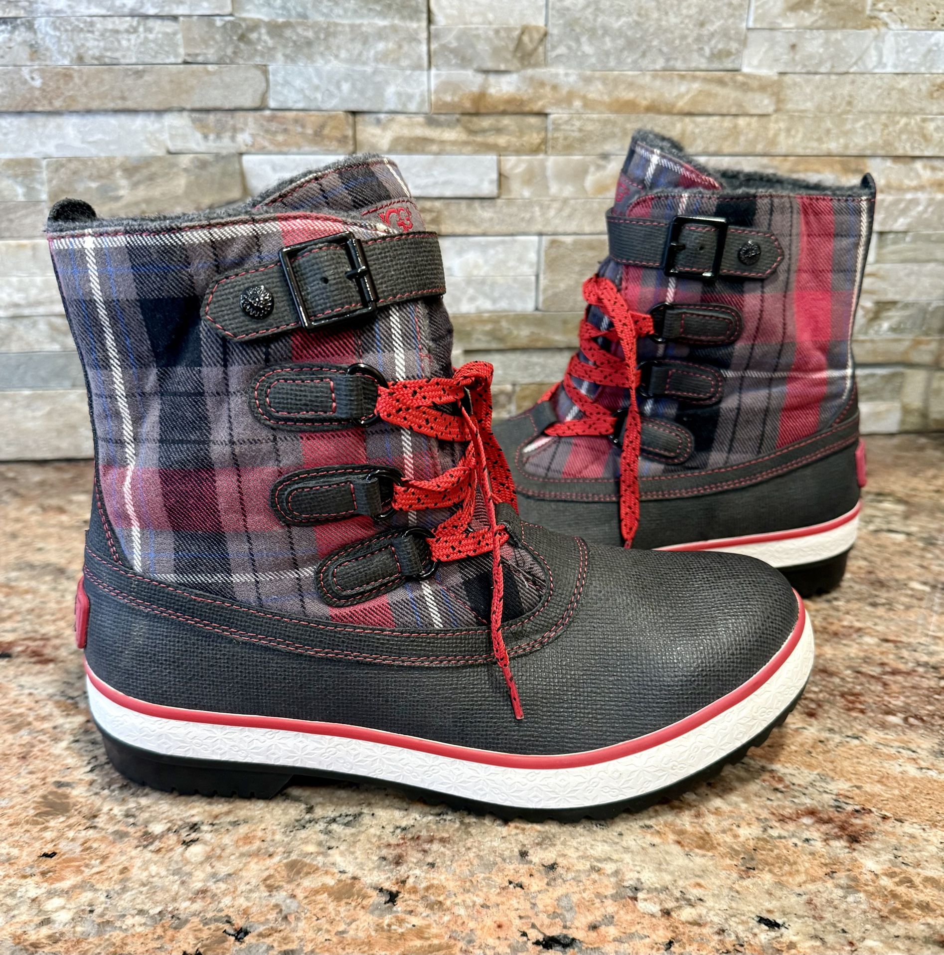 UGG Decatur Red & Black Plaid Lace Up Rubber Duck Winter Boots Shoes Sz 9 NEW
