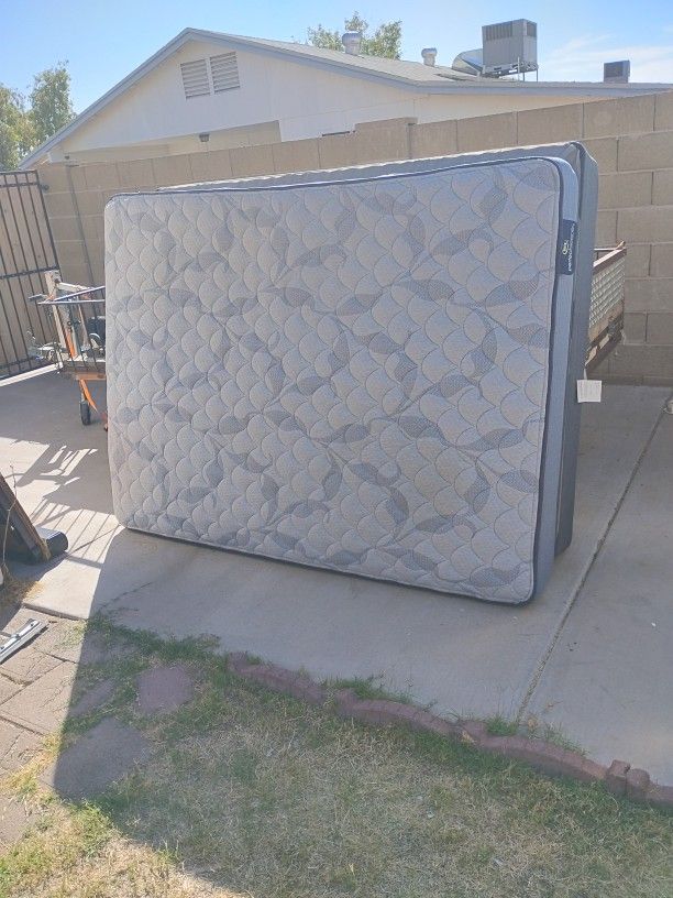 Sorta Perfect Sleeper Queen Mattress/Box Springs