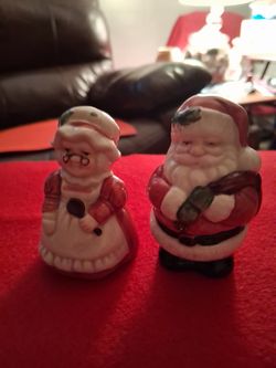 VINTAGE HOLIDAY SET! IT'S JOLLY OLD ST. NICK & MRS. CLAUS SALT & PEPPER SHAKERS 