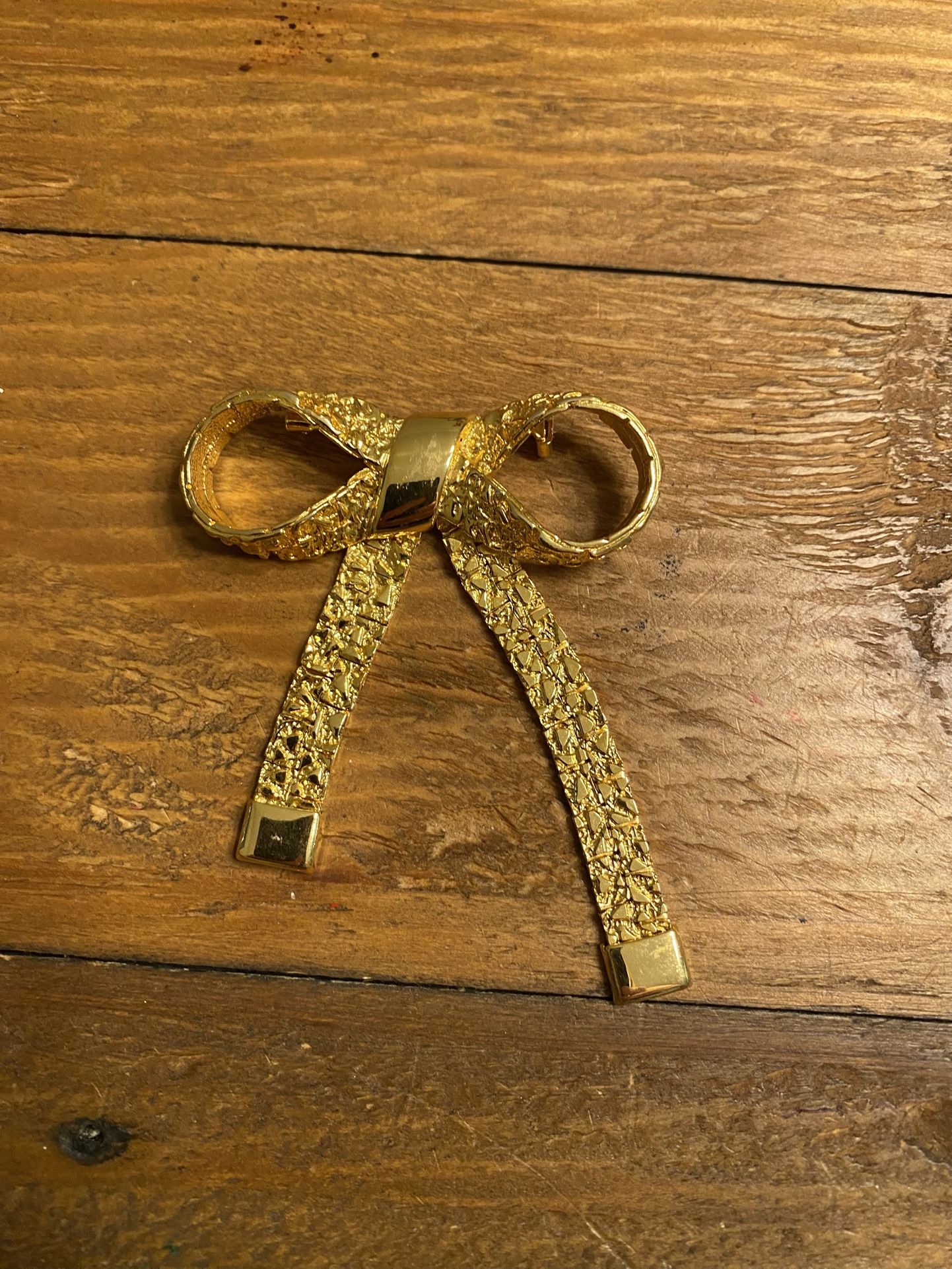 Vintage Gold Tone Nugget Mid-Century Bow Brooch jewelry gift