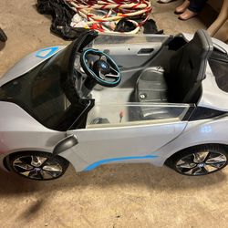 toddlers boys electric car / like new 