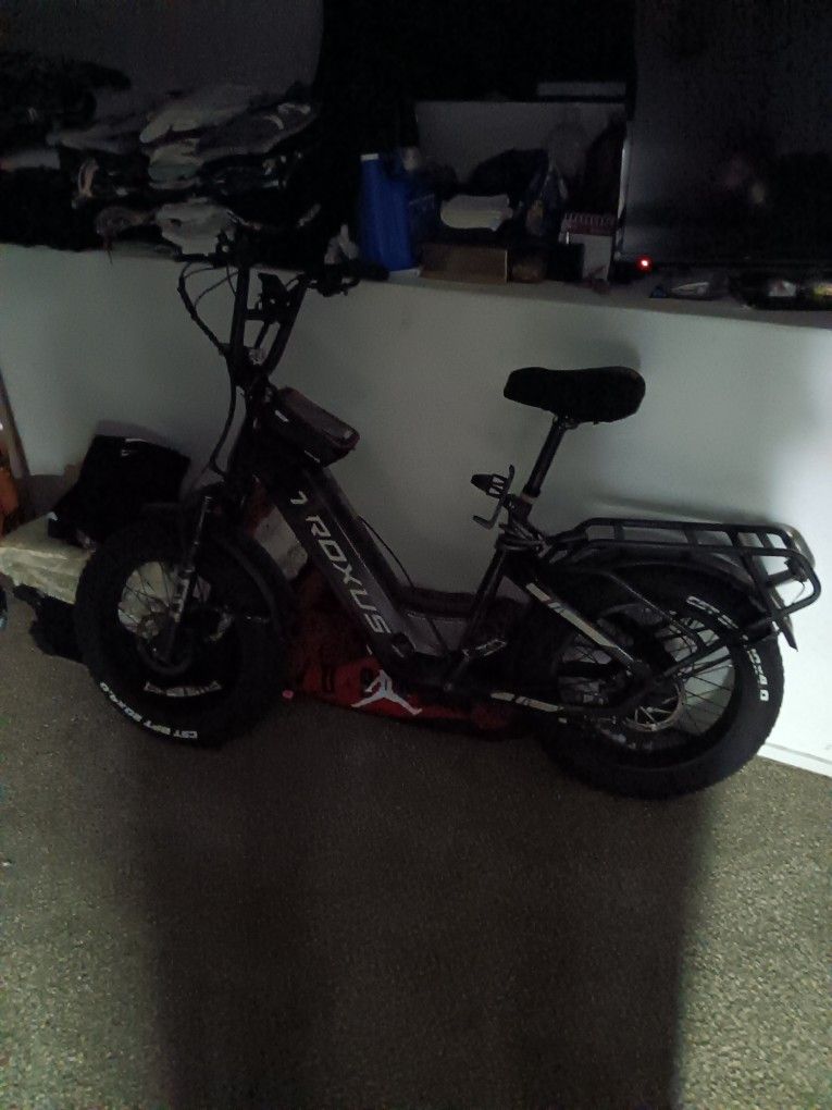 E-BIKE FOR SALE BLACK AND WHITE TROXUS