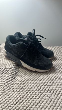 NIKE AIR MAX WOMEN SIZE 7 1/2
