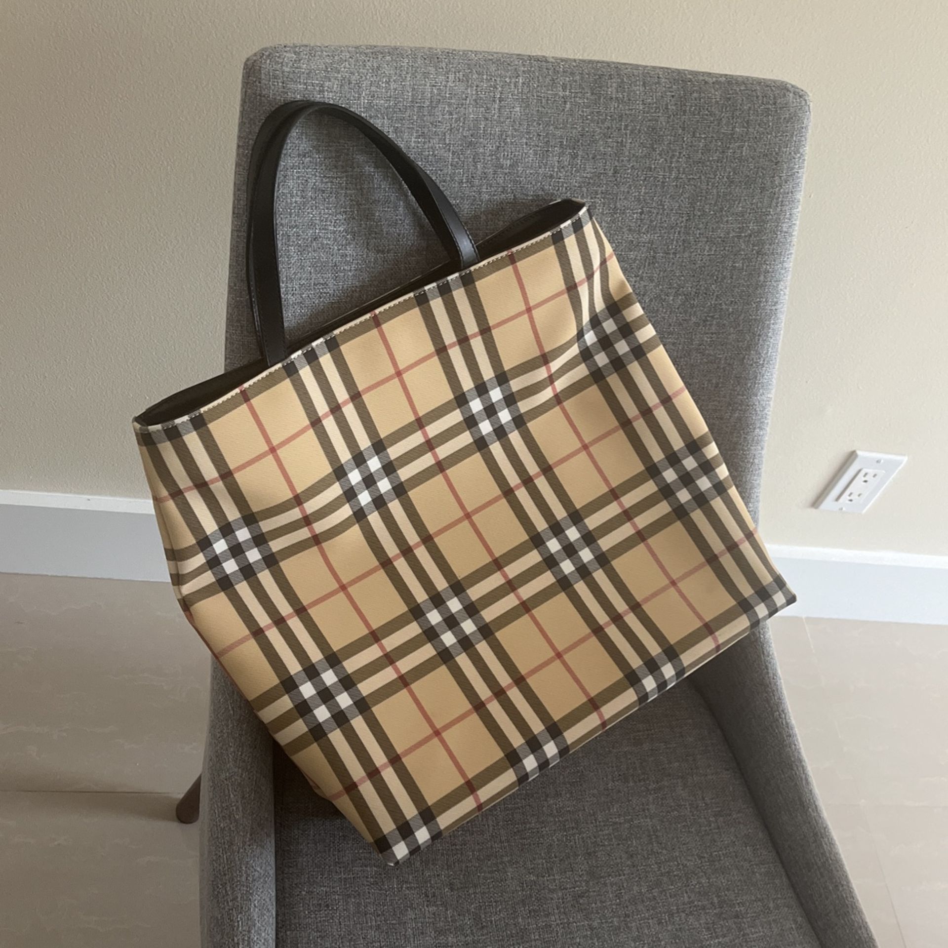 Beautiful Burberry Tote Handbag Original with Certificate Of Authenticity 