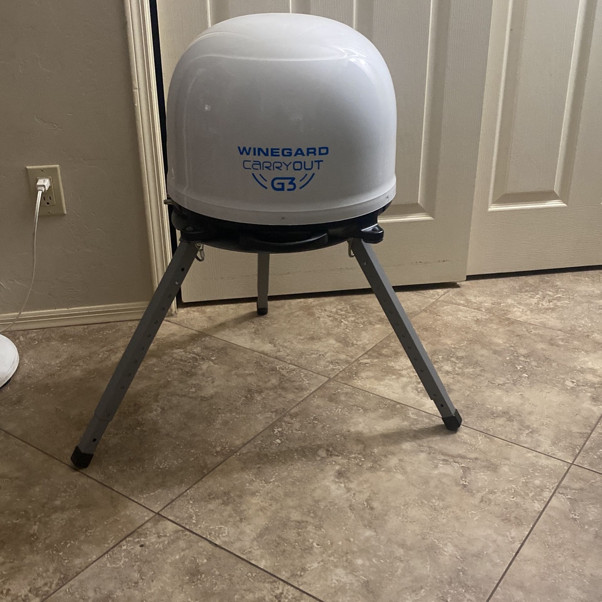 Winegard Carryout G3 Portable Automatic Satellite Antenna in white. (with Stand)