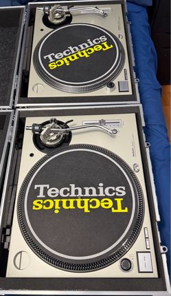 Pair of Technics 1200 MK5 Turntables