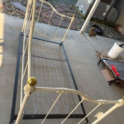 Twin Wrought Iron and Enamel Daybed W/trundle