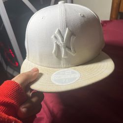 WHITE YANKEES FITTED CAP