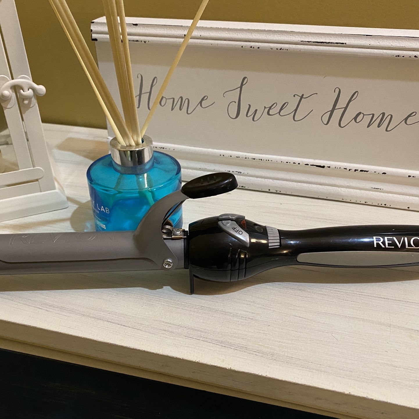 Self rotating curling iron Revlon