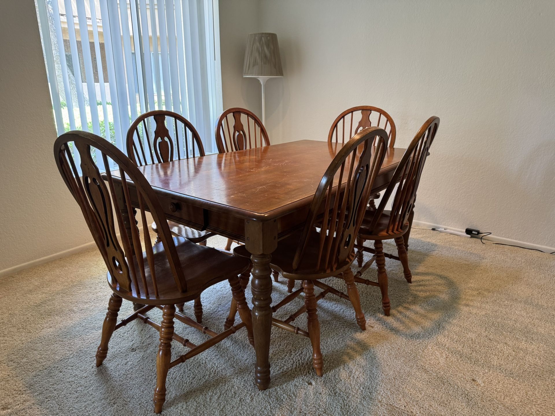Kitchen table and 6 chairs