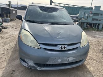 2006    TOYOTA SIENNA FOR  PARTS ONLY 