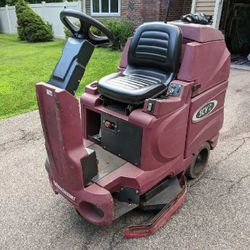 MINUTEMAN SCV 28/32 AUTOMATIC FLOOR SCRUBBER.  GOOD BATTERIES NEW WATER PUMP NEW VAC MOTOR AND WIRING HARNESS READY TO GO.  32" ROTARY DISC CLEANING 