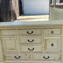 Dresser  11 Drawers All Work Good Solid Wood  Nice Looking  Dresser  Missing  2 Knobs 