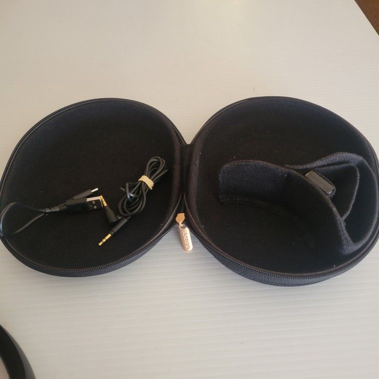 Sony WH-1000XM3 Premium Noise Cancelling Wireless Headphones WH1000XM3.
Black.
Pre-owned, very good shape. Functionality 10 out of 10. Cosmetically 9
