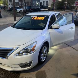 Super Clean Nissan Altima Sport 3500