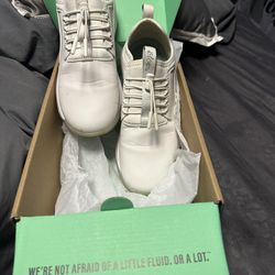 Clove Womens Classic White Nursing Sneakers 