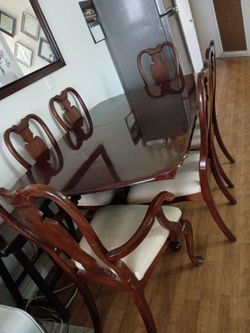 Beautiful dining table and 6 chairs