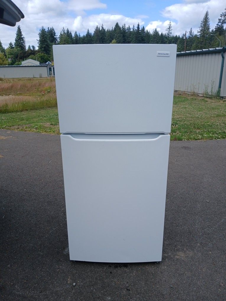 BEAUTIFUL FRIGIDAIRE REFRIGERATOR/ DELIVERY AVAILABLE/ 90-DAY WRITTEN WARRANTY!