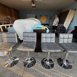 4 bar stools,can deliver