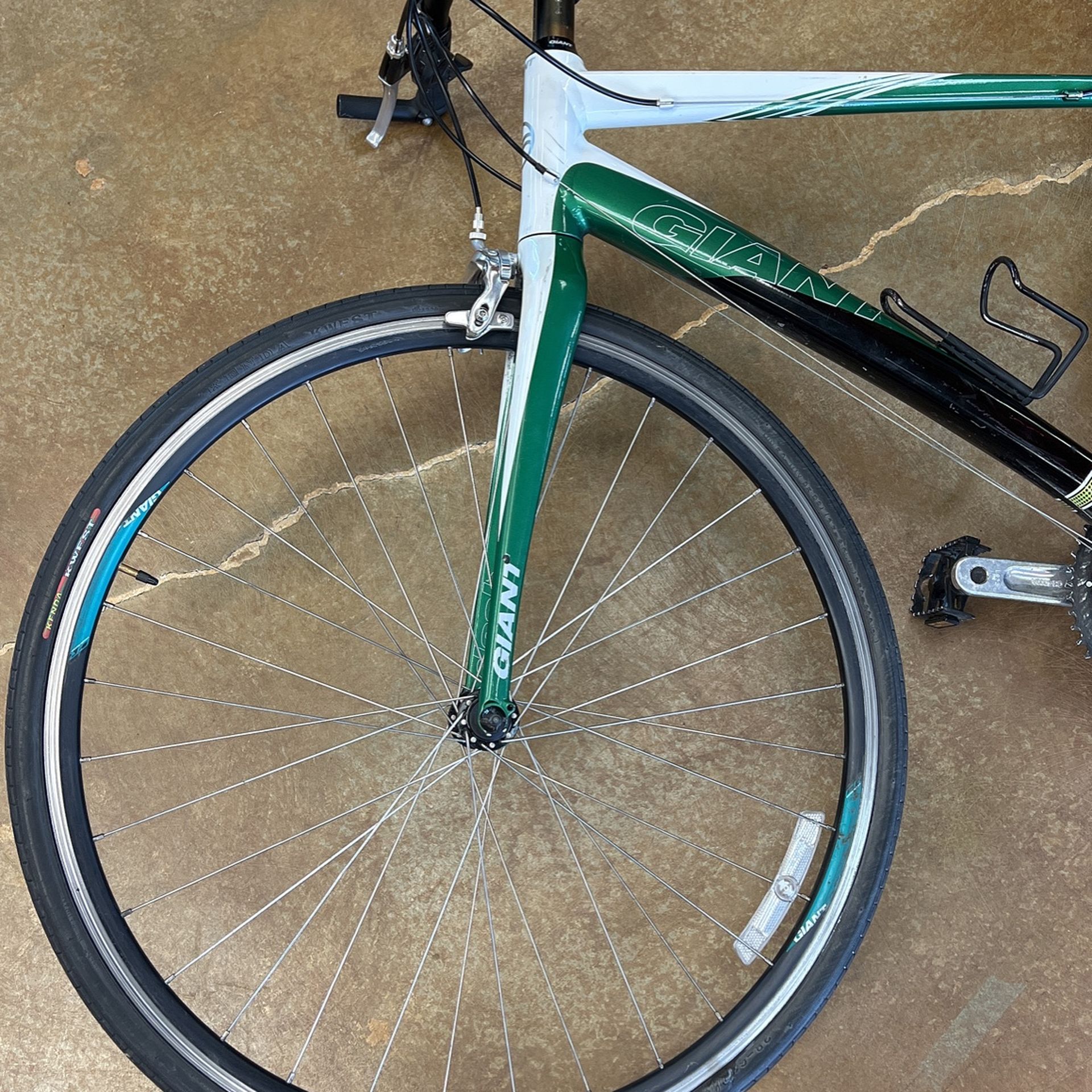 Giant Ocr, Aluxx 6000 road bike Dash green and white in color size