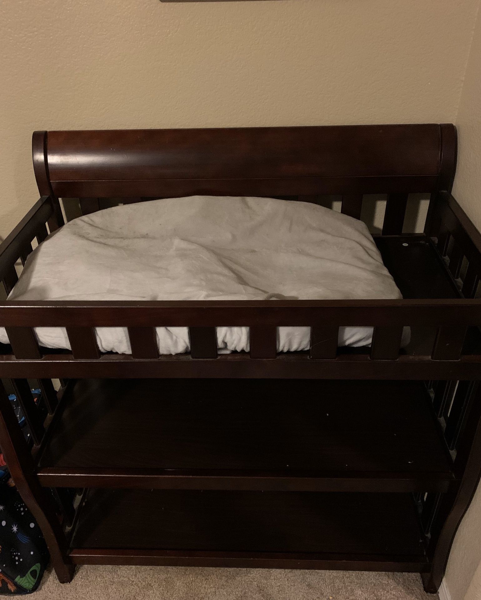 Diaper changing table/station