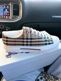 Brand new Burberry low top sneaker