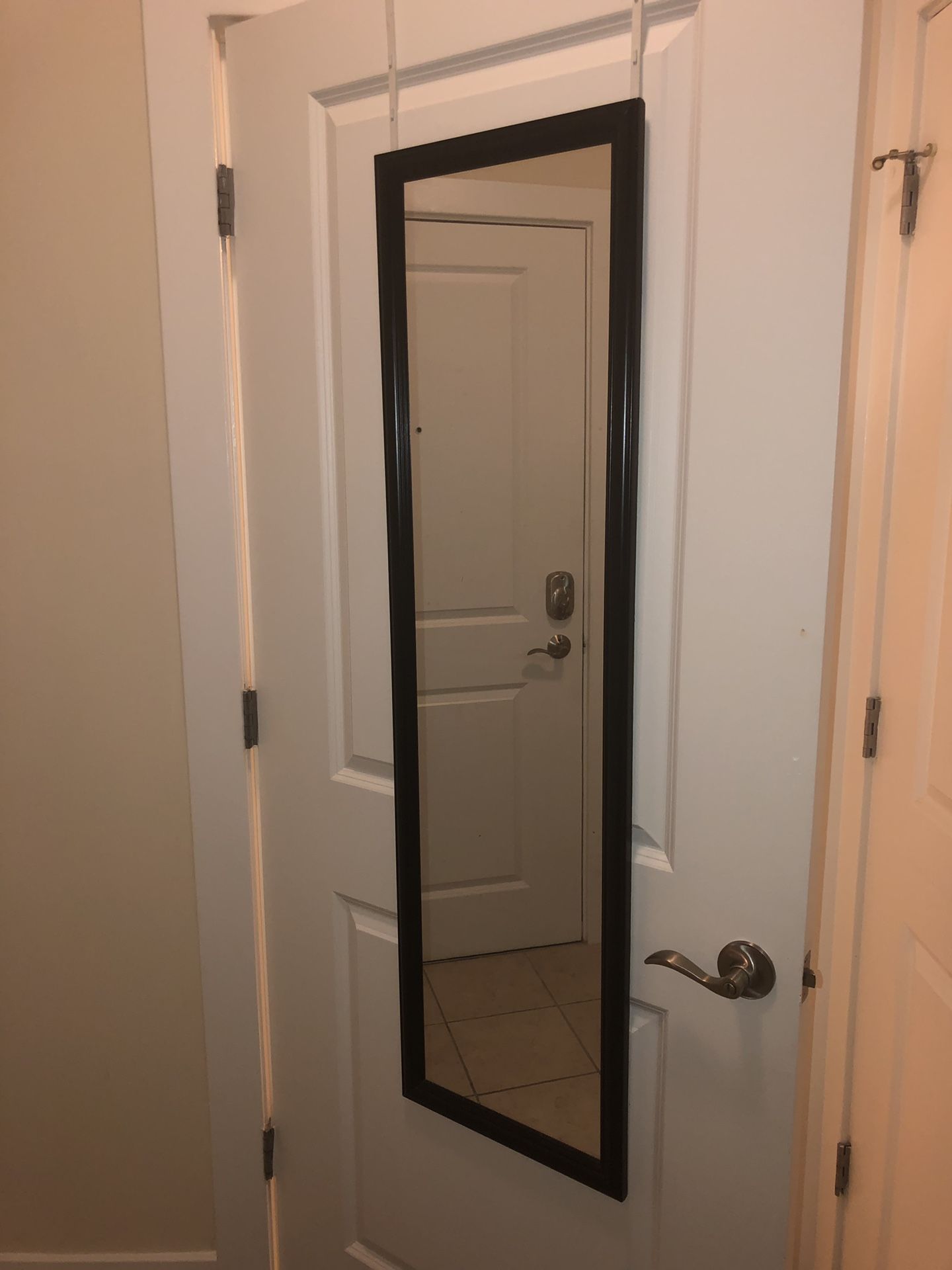 Hangable door mirror