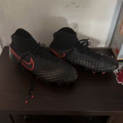 Nike Magistas