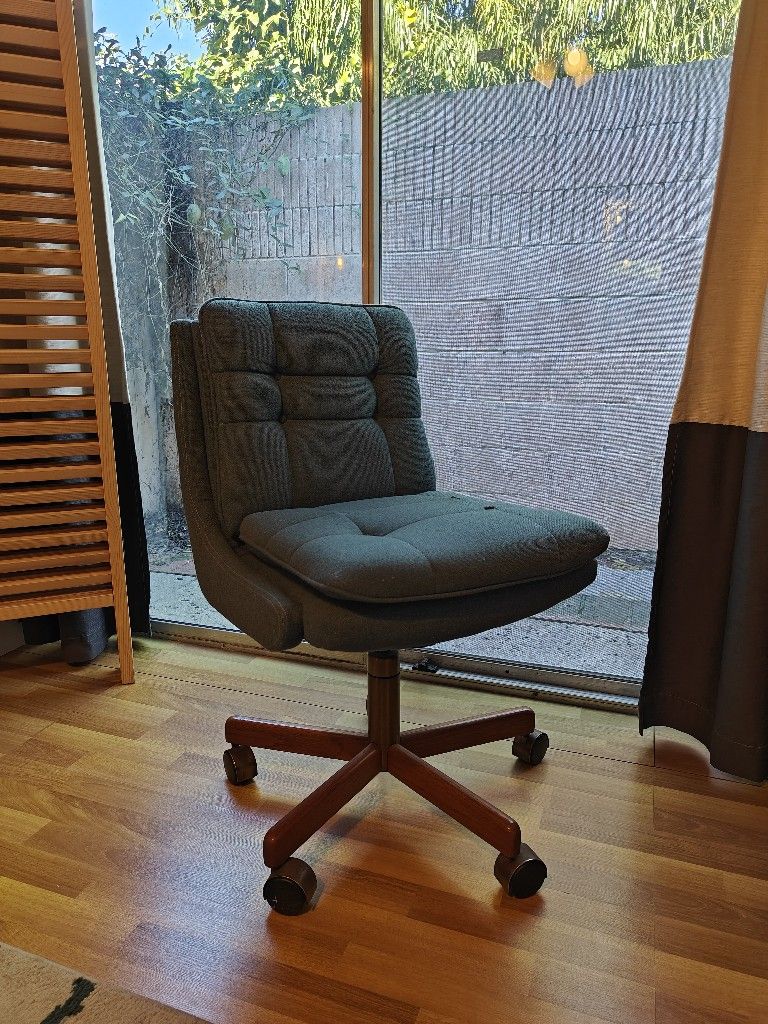 Teal Rolling Chair
