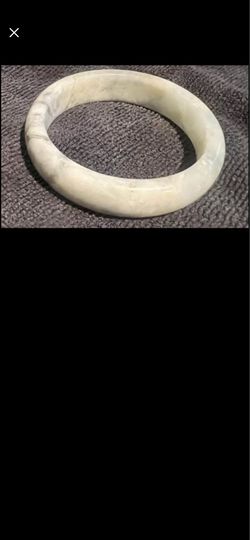 Jade Bangle Serpentine Bangle: Two Tone New Jade (61mm)