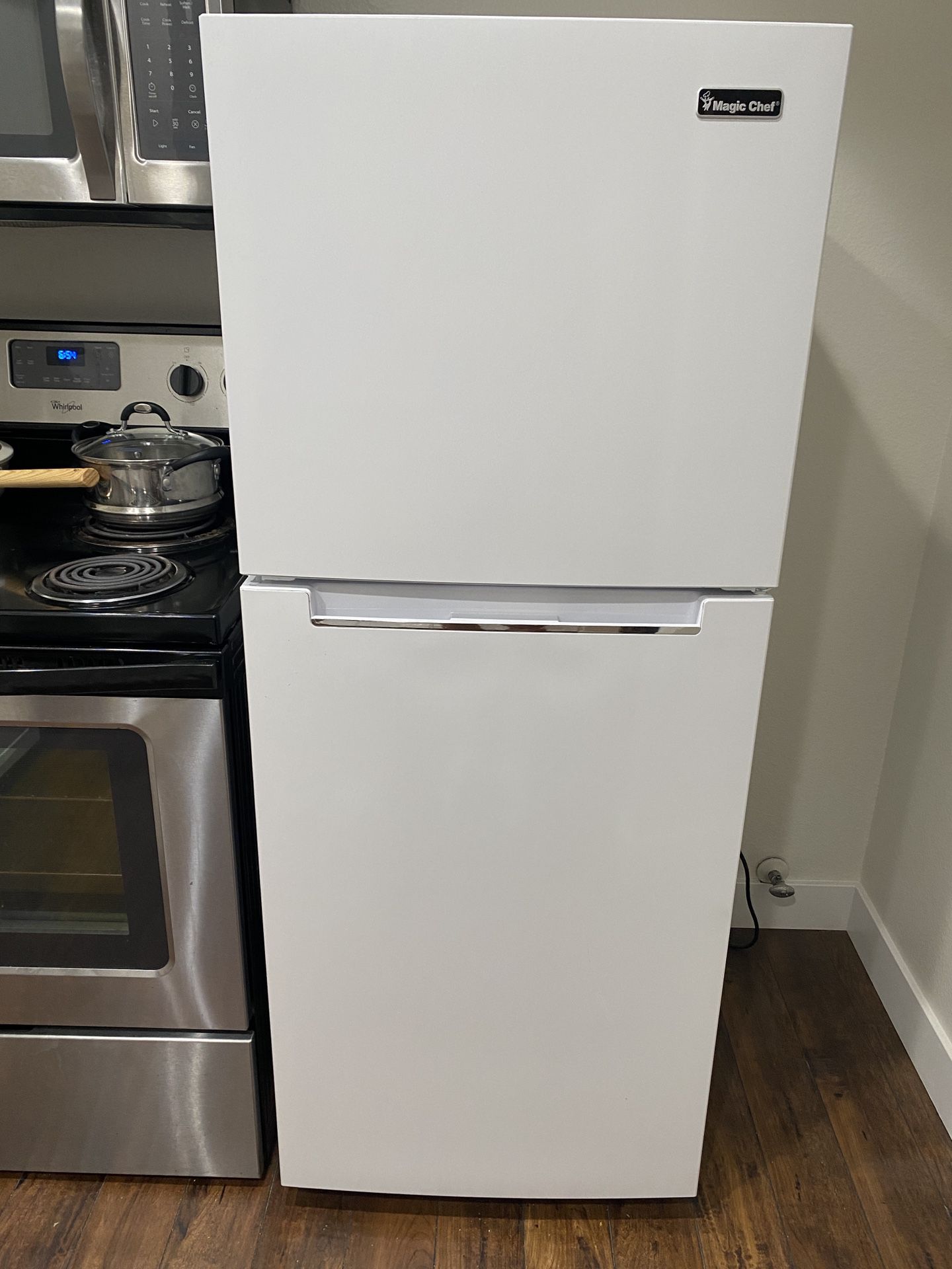 Magic Chef 10.1 Cu. ft. Top Freezer Refrigerator in White