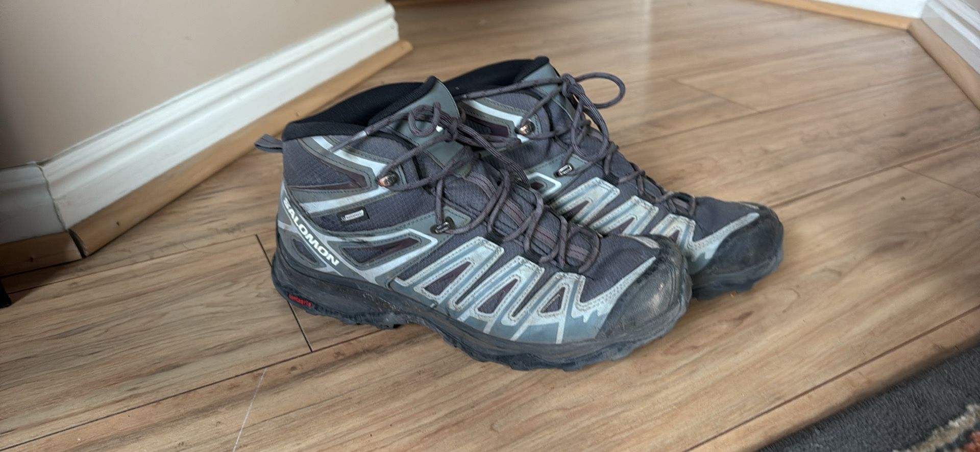 Waterproof Solomon Hiking Boots - Women’s 11, Men’s 9.5