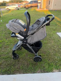 Chicco keyfit 30 car seat, stroller and car seat base bundle