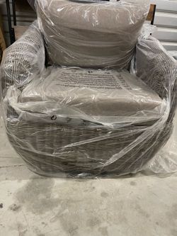 Swivel patio chair