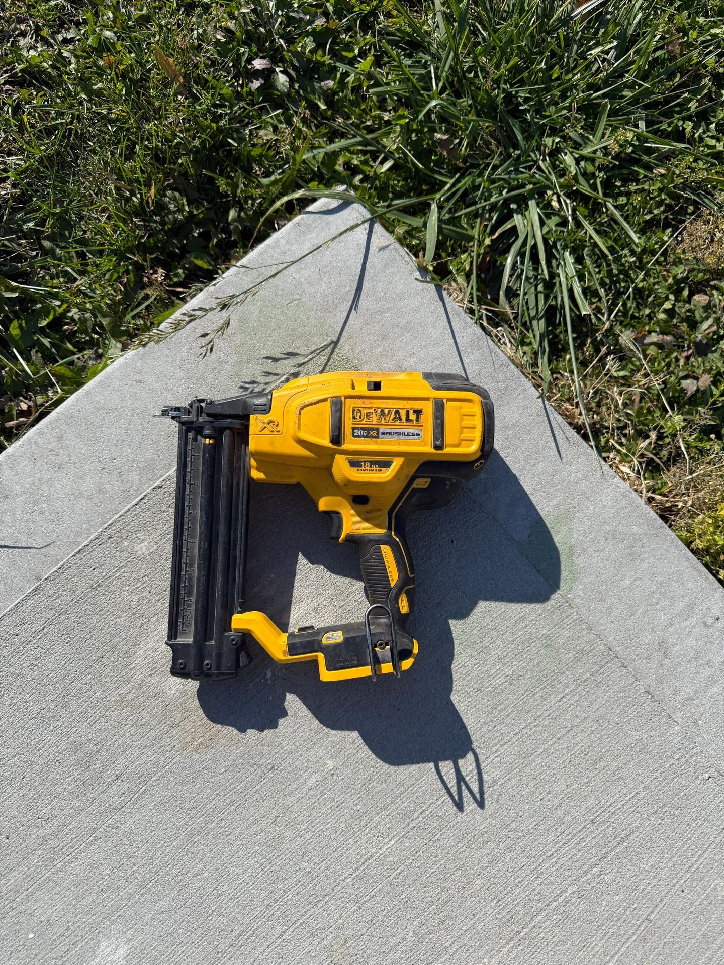 20V MAX XR Lithium-Ion Electric Cordless 18-Gauge Brad Nailer (Tool Only)