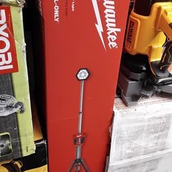 MILWAUKEE M18 DUAL POWER TOWER LIGHT (TOOL ONLY)