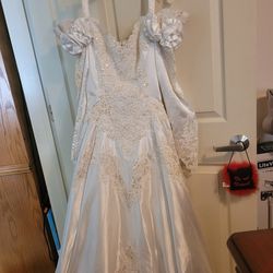Beautiful Wedding Gown From Daves Bridal   Paid 1000.00 For It.