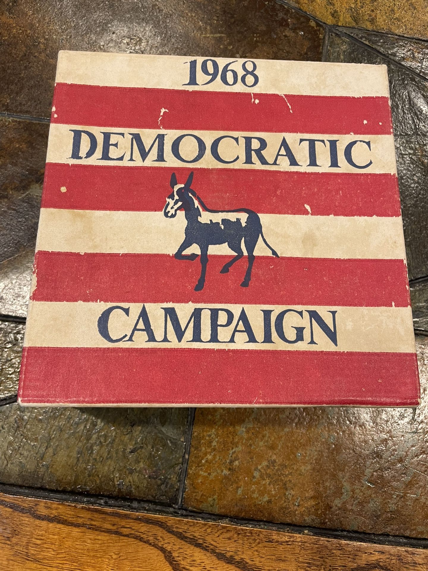 VINTAGE 1968 HUMPHREY-MUSKIE GREEN DEMOCRATIC CAMPAIGN BOTTLE IN ORIGINAL BOX DECANTER HUMPHREY FOR PRESIDENT