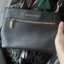 BLACK MICHAEL KORS BAG GOOD CONDITION WITH GOLD DETAILS 