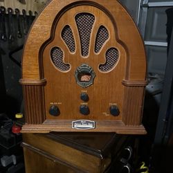 Antique Collectors Radio Works Perfect and In Excellent Condition