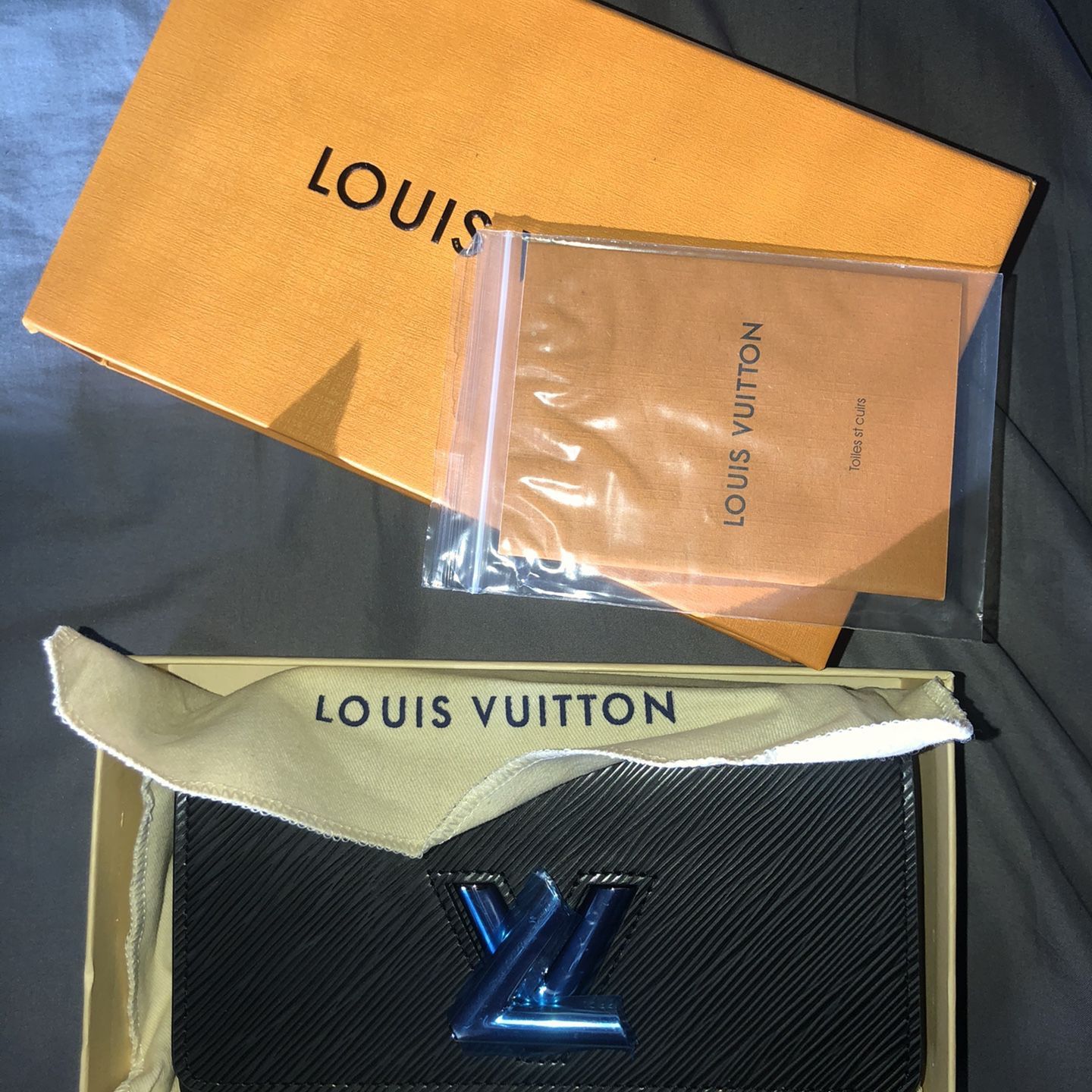 Black LV Twist Wallet for Sale in Los Angeles, CA - OfferUp