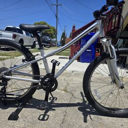 Specialized HotRock Mountain Bike 24
Excellent Condition Ready to Ride 