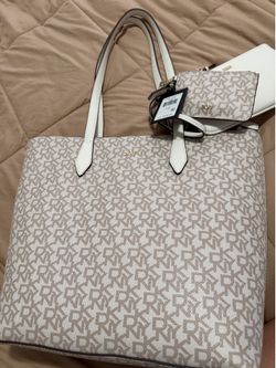 Dkny purse comes with wristlet n coin pouch