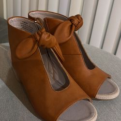 Kimora, heeled, rust  and size 8