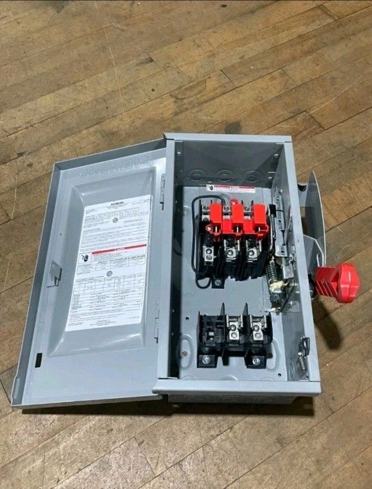 Siemens HF261 Fusible Safety Disconnect Switch 30A 600V AC/DC 2P Type 1 Indoor