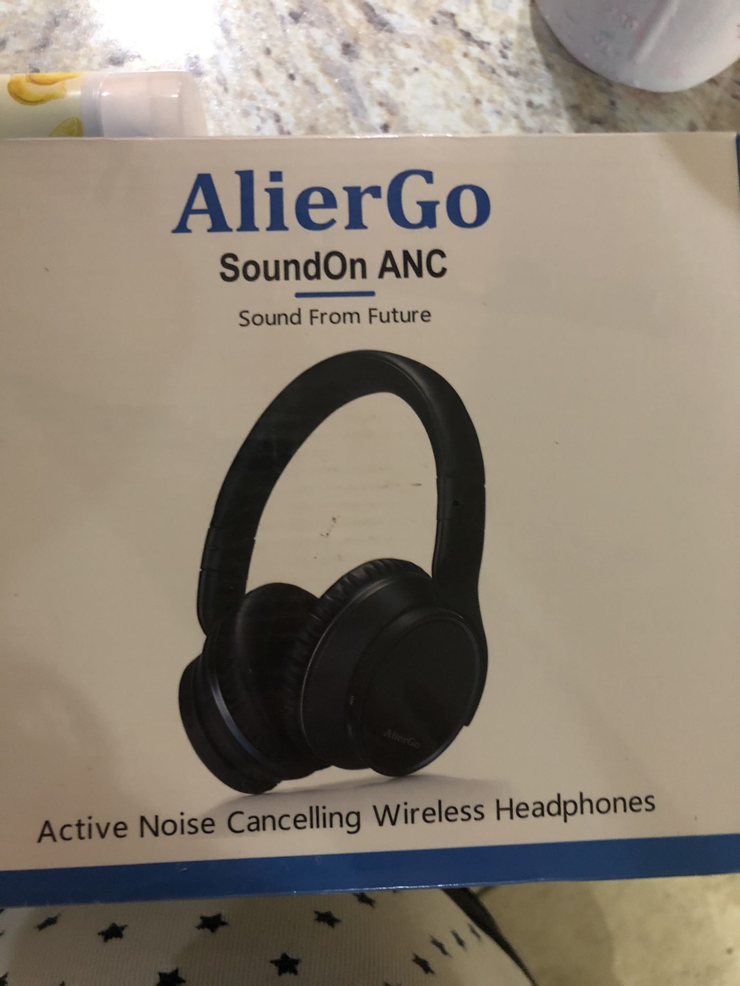 Noise canceling wireless headphones