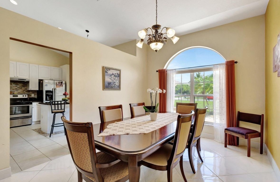 Dining room - Table And 6 chairs