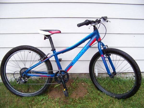 Very Lightweight 7 Speed Mountain Youth Bike 24” tires