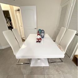 Beautiful Dining Table 