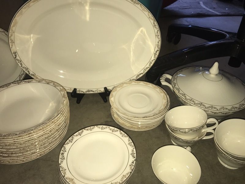 Sixty one pieces Semi vitreous edwin m knowles China set Made